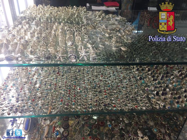 Roma: Polizia sequestra 35 chili di preziosi in argento in negozio all'Esquilino
