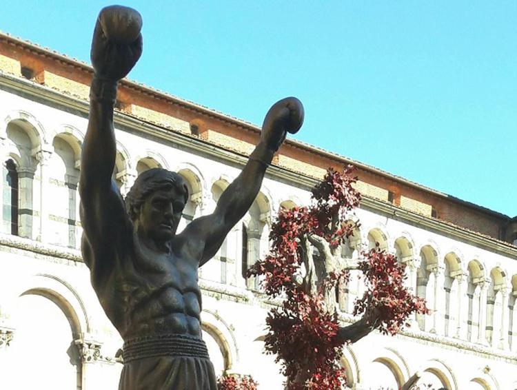 La statua di Rocky Balboa in piazza San Michele a Lucca