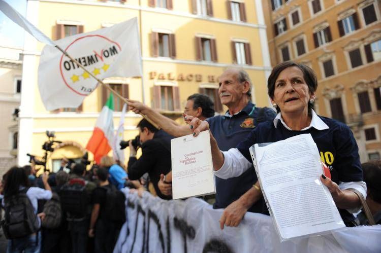 Sit-in M5S davanti a Montecitorio (Adnkronos /Cristiano Camera)