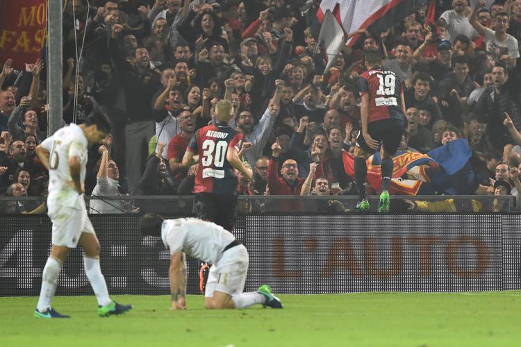 Leonardo Pavoletti festeggia il gol con la curva del Genoa (foto Afp) - AFP