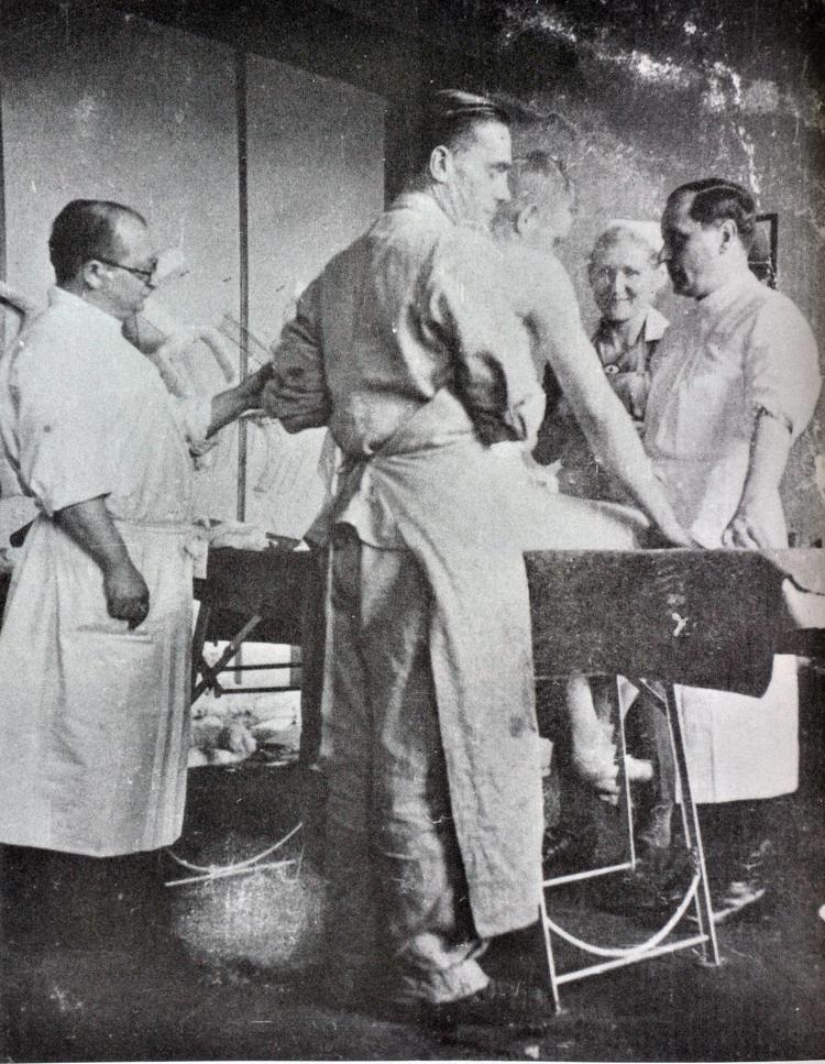 Lo staff medico del professor Clauberg (a sinistra) nella sala operatoria all’interno del blocco 10 di Auschwitz / Fondazione Museo della Shoa 