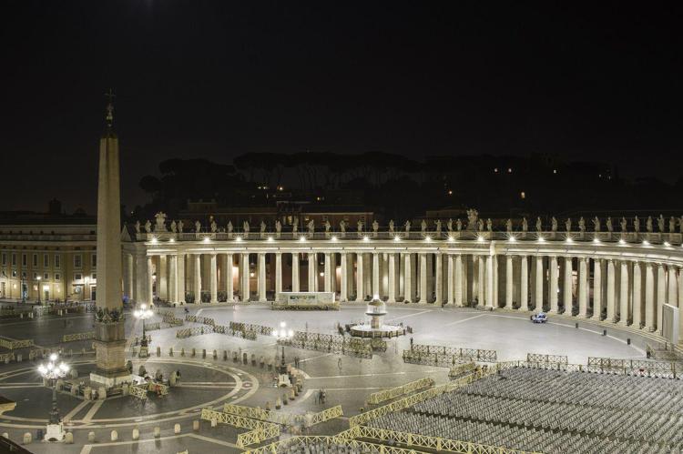 Roma: 132 proiettori a led illuminano di sera piazza San Pietro