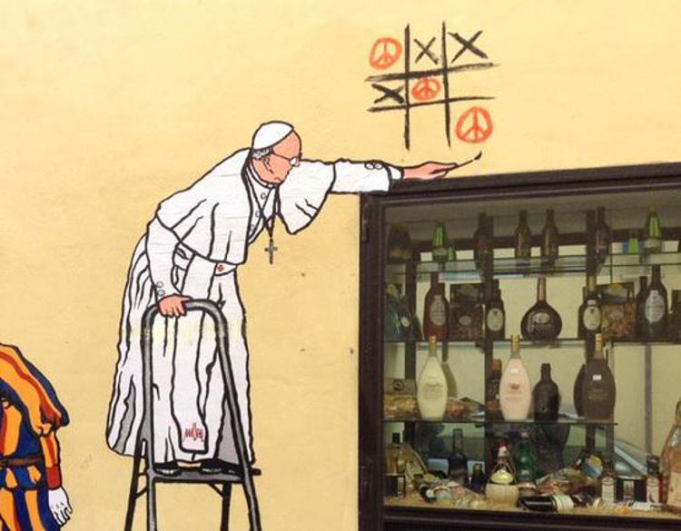 Papa Francesco gioca a tris per la pace, il murales a Borgo Pio