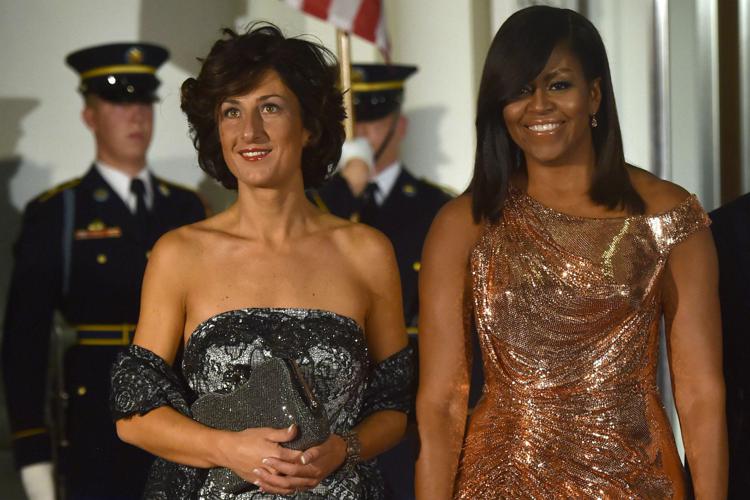 Agnese Landini Renzi in Ermanno Scervino e Michelle Obama con un abito custom made firmato Versace (Afp)