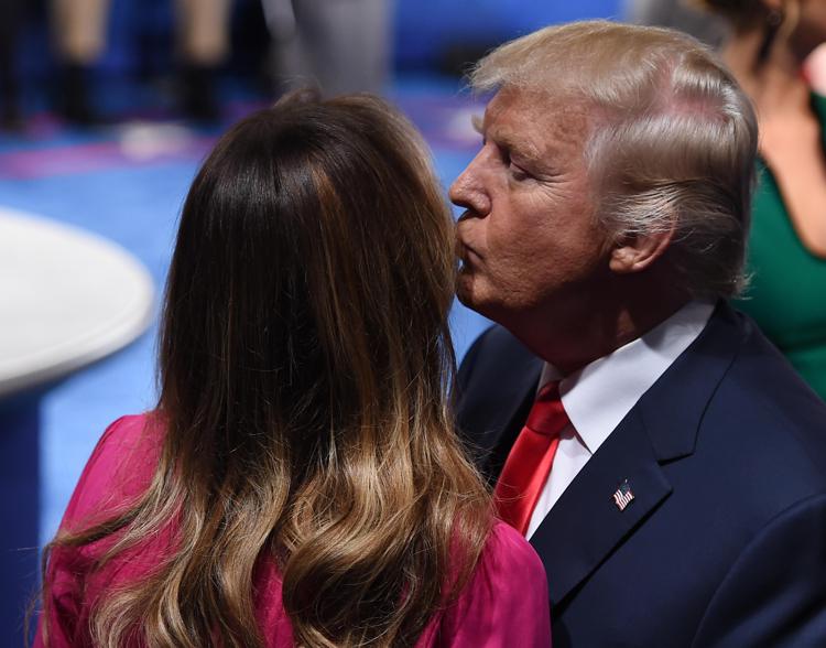 Donald Trump bacia la moglie Melania (Foto Afp) - AFP