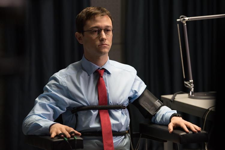 Joseph Gordon-Levitt in una scena di 'Snowden'