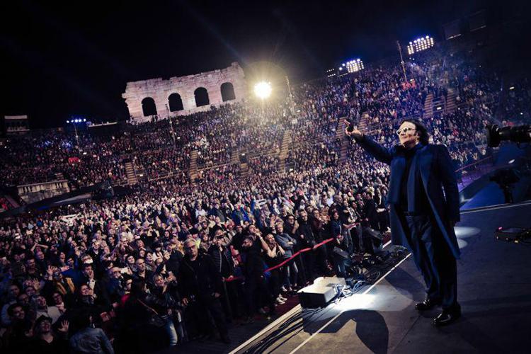 Renato Zero sul palco dell'Arena di Verona nel giugno scorso