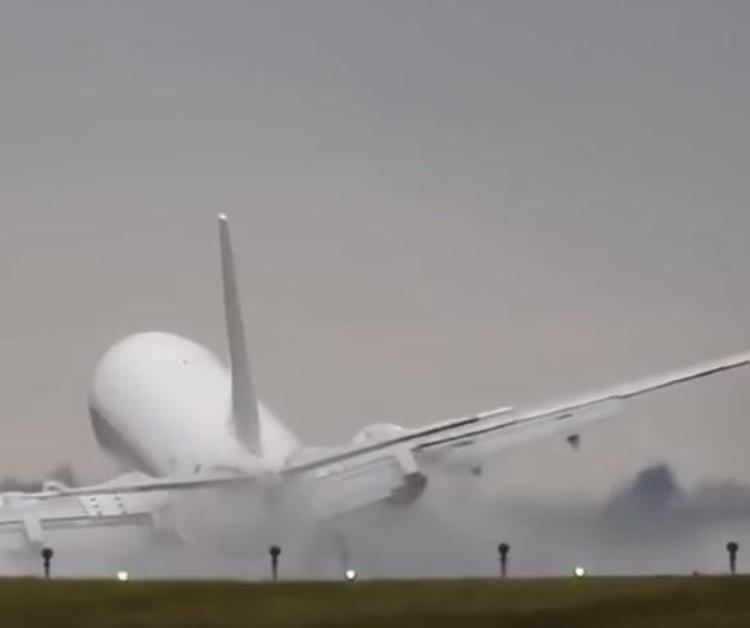 Il vento sorprende il pilota, atterraggio da incubo /Video