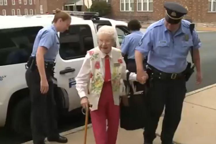 Edie in manette a 102 anni per... un desiderio: il video dell'arresto /Guarda