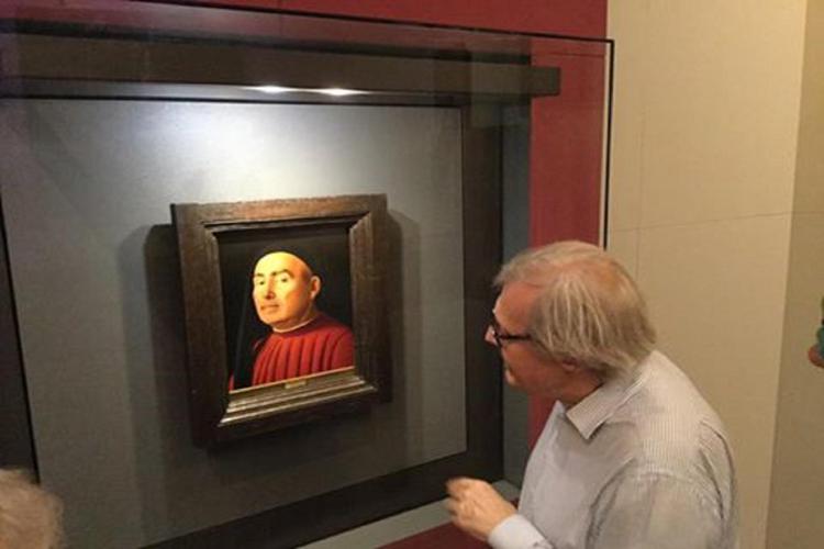 Vittorio Sgarbi davanti al dipinto di Antonello da Messina