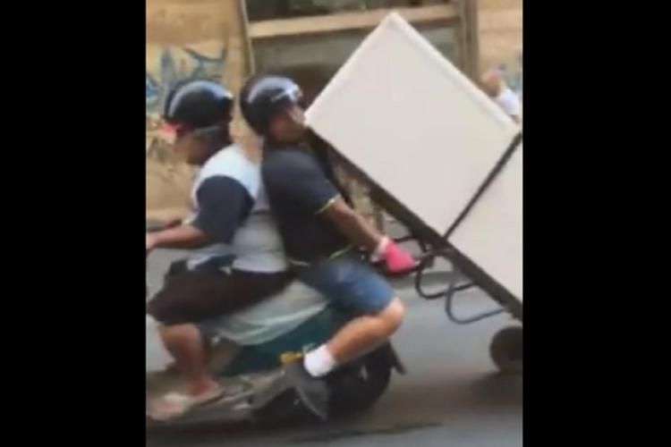 Napoli, trasportano un frigo con il motorino: il video diventa virale /Guarda