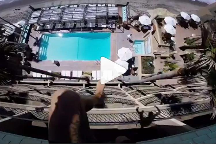 Salto dal tetto di un hotel, nuova (folle) sfida per il jumper che vola nelle piscine /Video