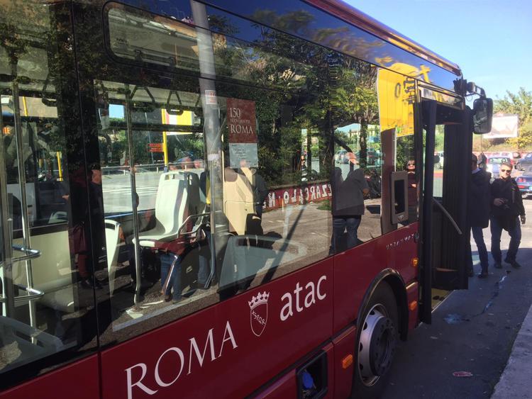 Roma, bottiglie d'acqua a passeggeri bus