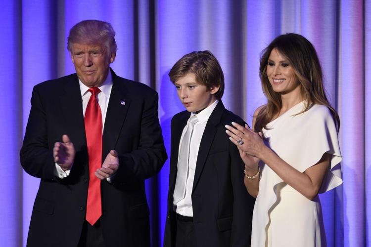 Donald Trump e Melania Trump assieme al figlio Barron (al centro) (Afp) - AFP