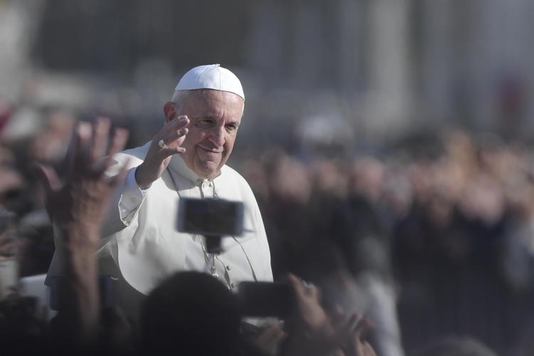 Bagno di folla per Papa Francesco dopo la chiusura della Porta Santa in Vaticano (AFP PHOTO) - (AFP PHOTO)