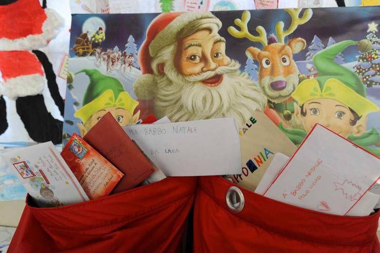 Caro Babbo Natale? Il rito delle letterine messo in discussione dalla scienza (Fotogramma)