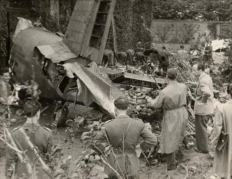Nella foto i resti dell'aereo che trasportava l'intera squadra del Torino e che il 4 maggio 1949 si è schiantato  contro il muraglione della basilica di Superga (Wikipedia)