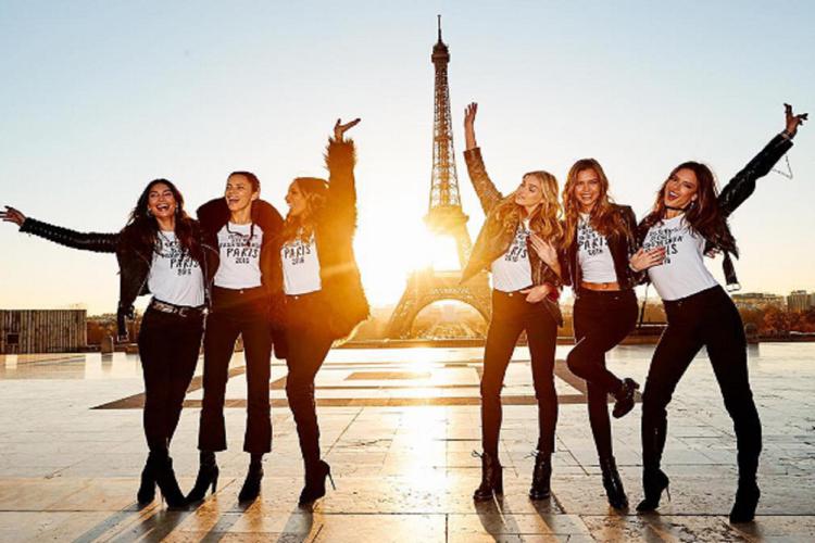 Alcuni degli angeli di Victoria's Secret appena sbarcati a Parigi per il Fashion Show (foto da Instagram)