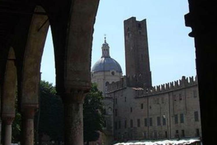 Mantova, piazza Sordello (Foto da Wikipedia)
