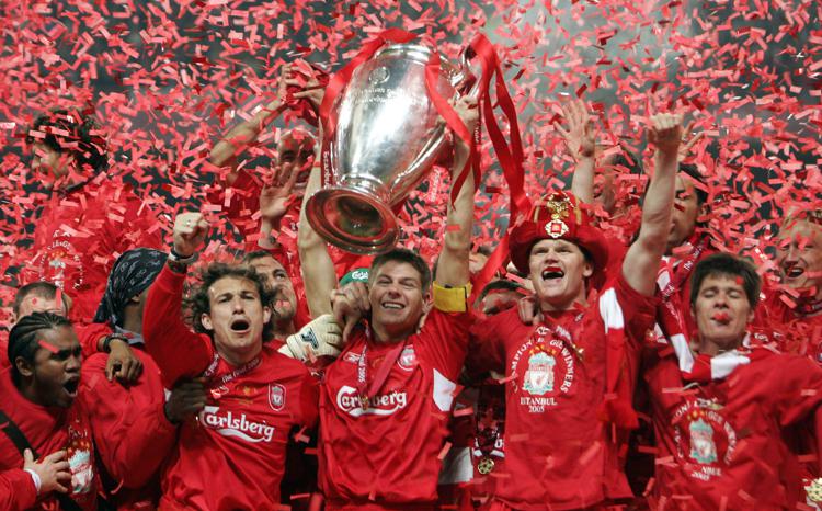 Steven Gerrard  alza al cielo la Champions League nel 2005 - AFP