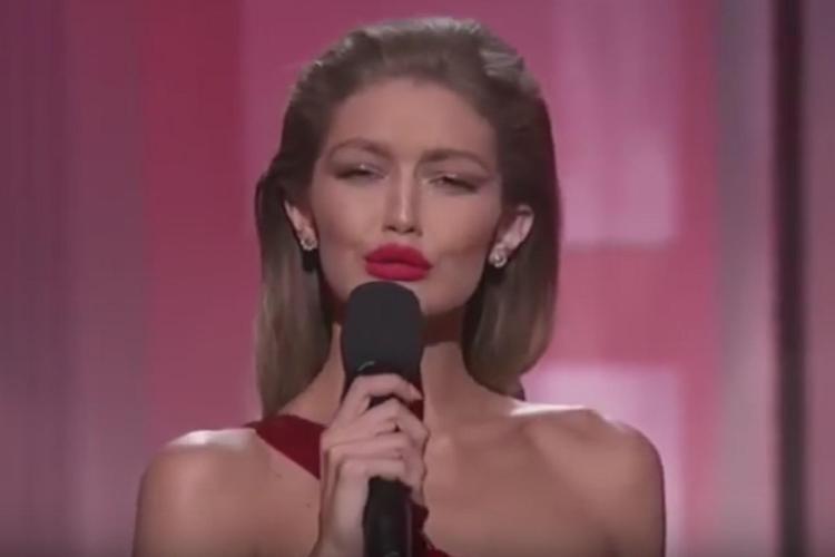 Gigi Hadid imita Melania Trump sul palco degli American Music Awards (fermo immagine dal video) 