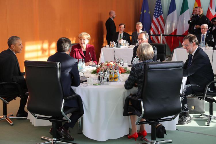 I leader europei al vertice di Berlino con il presidente degli Stati Uniti Barack Obama (il primo a sinistra). Con lui nella foto, in senso orario, Angela Merkel,  François Hollande, Mariano Rajoy e Matteo Renzi (Afp) - AFP