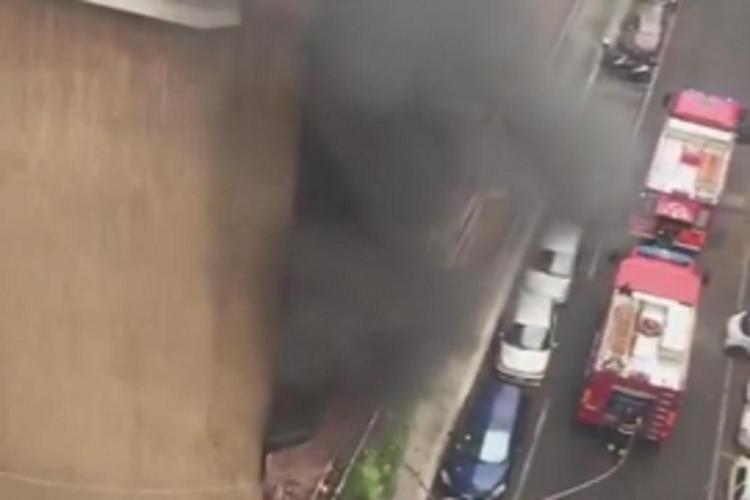Roma, le immagini dell'appartamento in fiamme a Ponte Milvio /Video