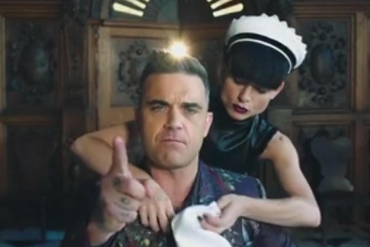 Robbie Williams nel videoclip dell'ultimo singolo  'Party like a Russian'