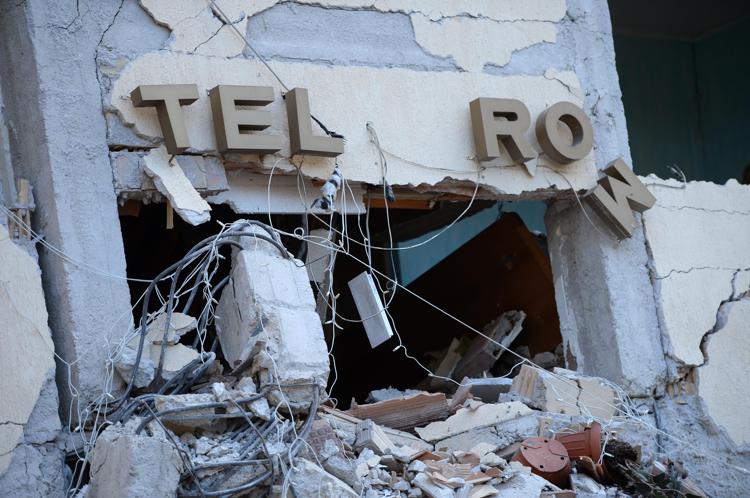 Le macerie dell'Hotel Roma (Afp) - AFP