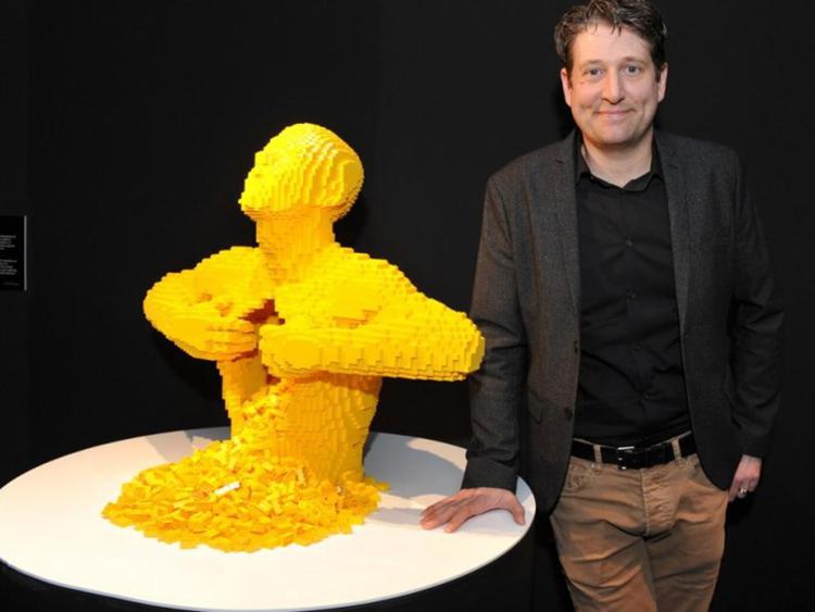Nathan Sawaya con una delle sue opere, 'Yellow'