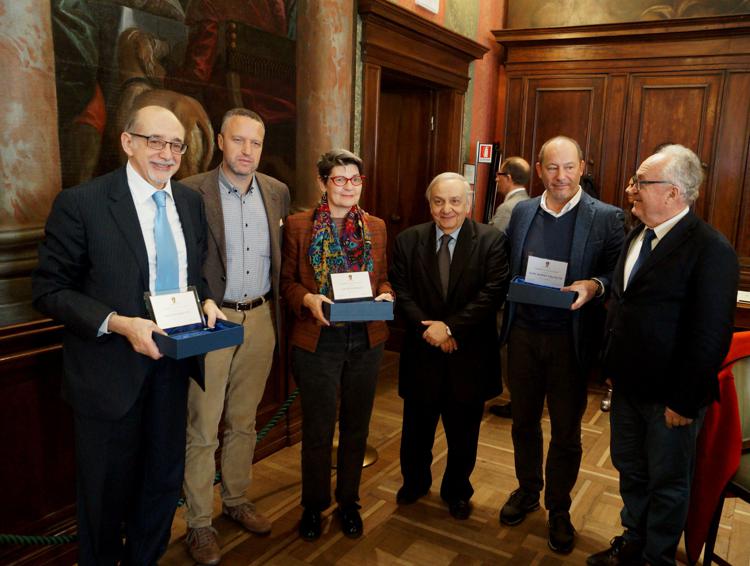 I vincitori del Premio Catullo accanto al sindaco di Verona Flavio Tosi
