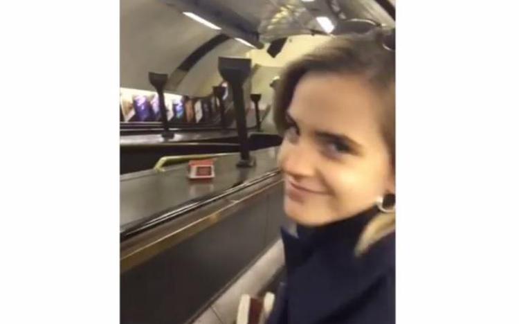 Trump, la protesta silenziosa di Emma Watson: in metro regala libri sulle donne /Video