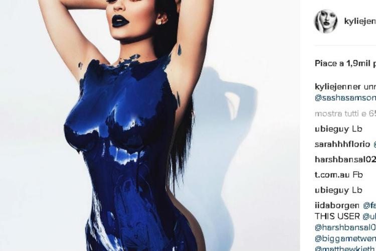 Kylie Jenner  con il corpo ricoperto da vernice blu (foto da Instagram)