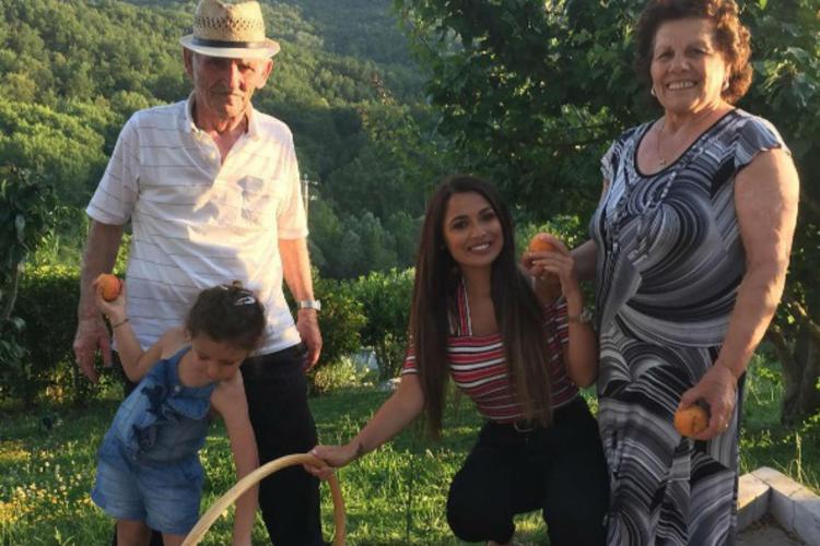 Alessia Macari in posa con i nonni e la sorellina (foto da Instagram)