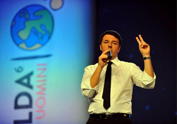 Matteo Renzi sul palco della Leopolda nel 2015 (Fotogramma)