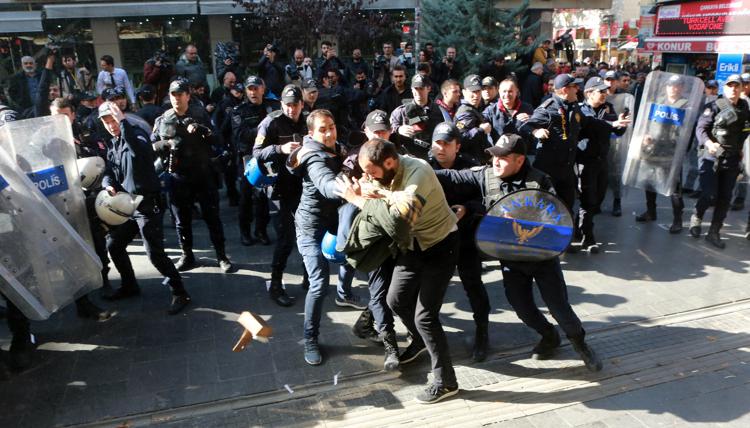 Scontri ad Ankara tra polizia e dimostranti dopo l'arresto dei leader del partito Hdp (AFP PHOTO) - (AFP PHOTO)
