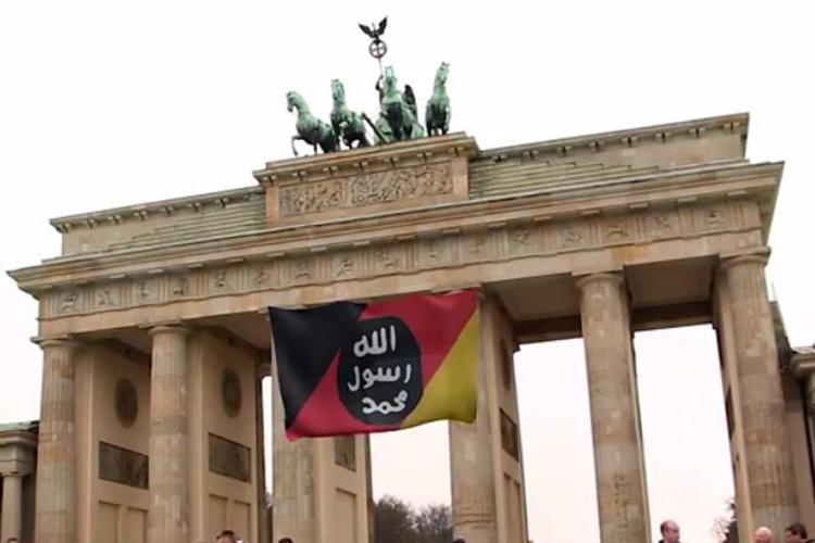 In video bandiera Is sulla Porta di Brandeburgo, polemiche in Germania su neocon Usa