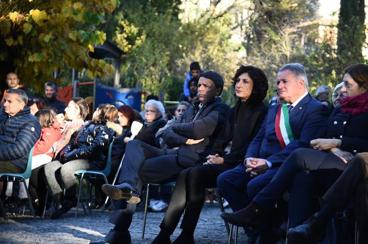 Matteo Renzi con la moglie Agnese Landini in visita a Preci, colpito dal terremoto (AFP PHOTO) - (AFP PHOTO)