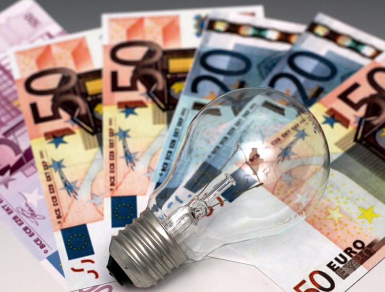 Riduzione IVA al 5% sulle bollette di luce e gas: quanto si risparmia?