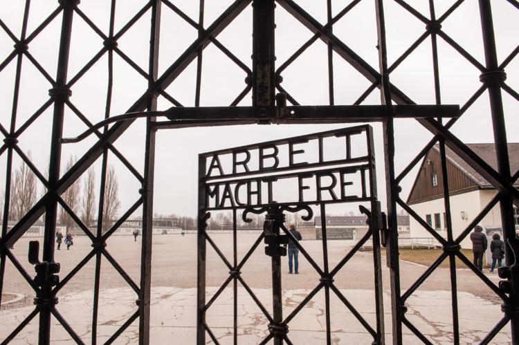 Il cancello del campo di sterminio di Dachau, rubato nel 2014 e ritrovato il 28 novembre scorso (Fotogramma)