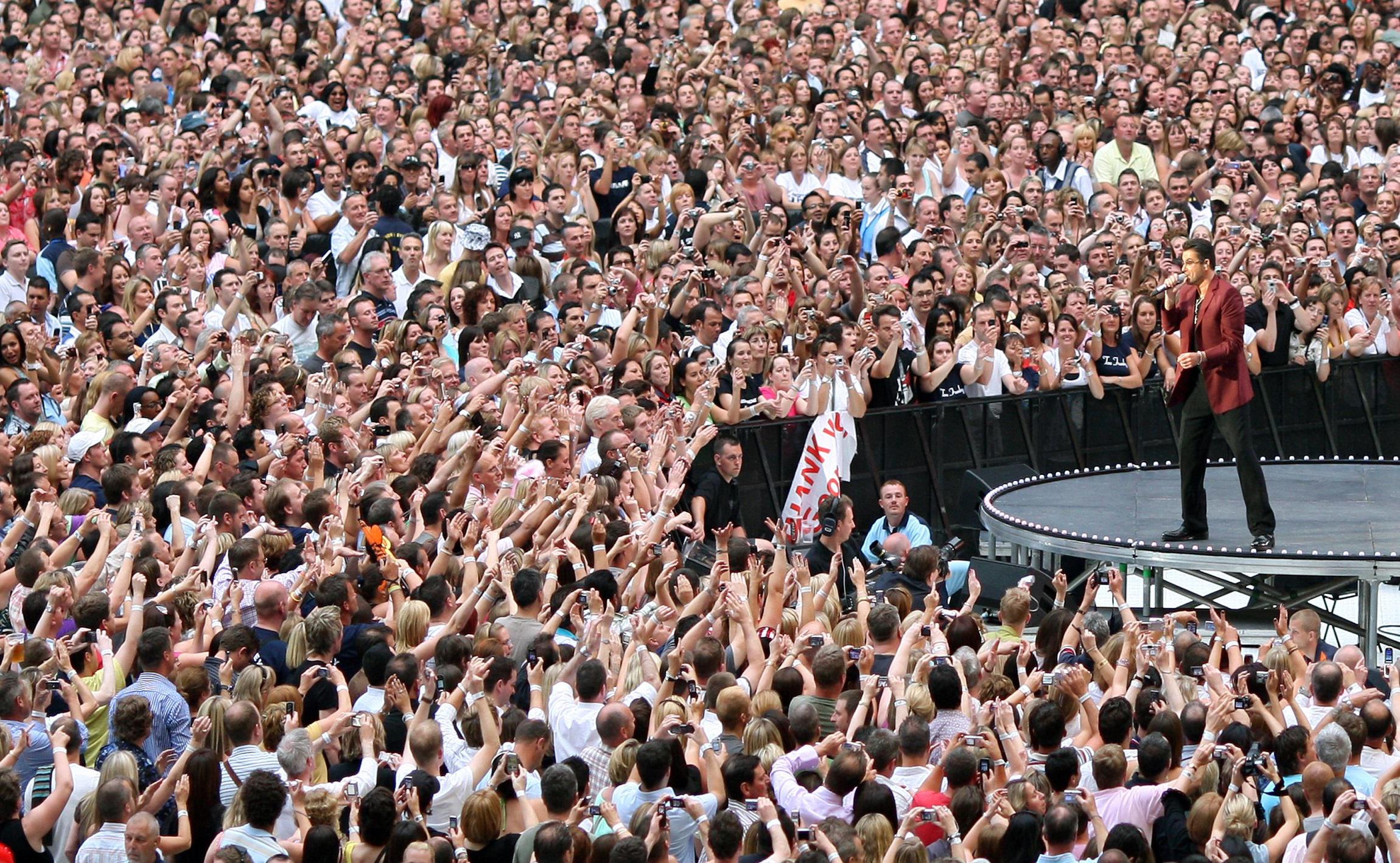 George Michael in concerto al Wembley Stadium di Londra nel 2007 (Afp)