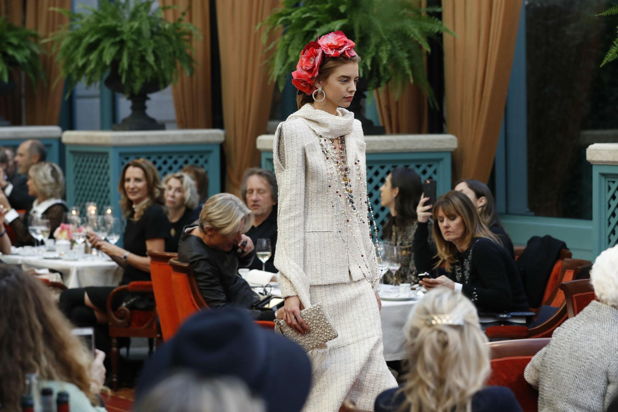 Una modella sfila al Ritz per la Métiers d'Art di Chanel (Afp)