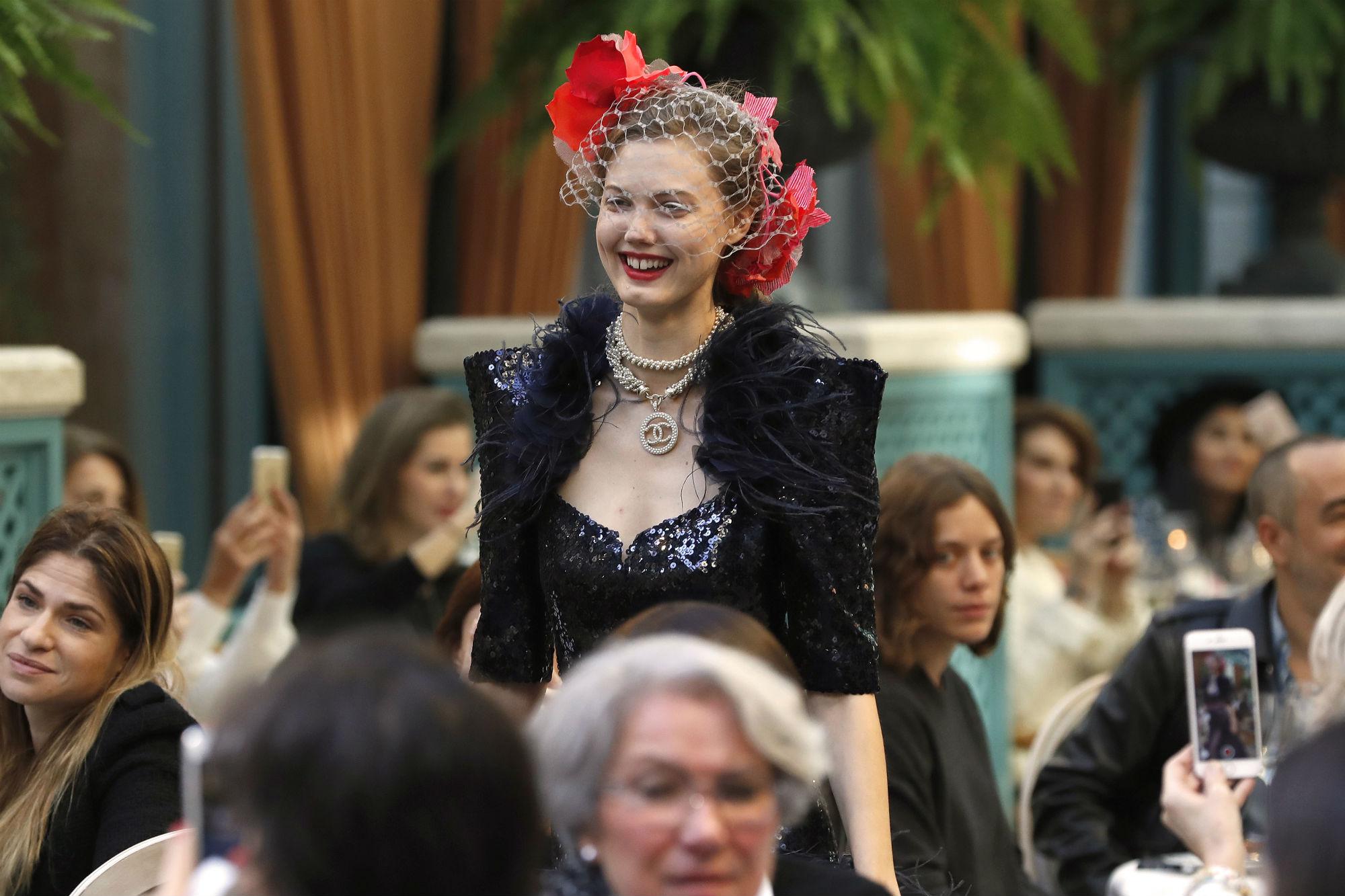 La modella statunitense Lindsey Wixson sfila per la Métiers d'Art di Chanel al Ritz di Parigi (Afp)
