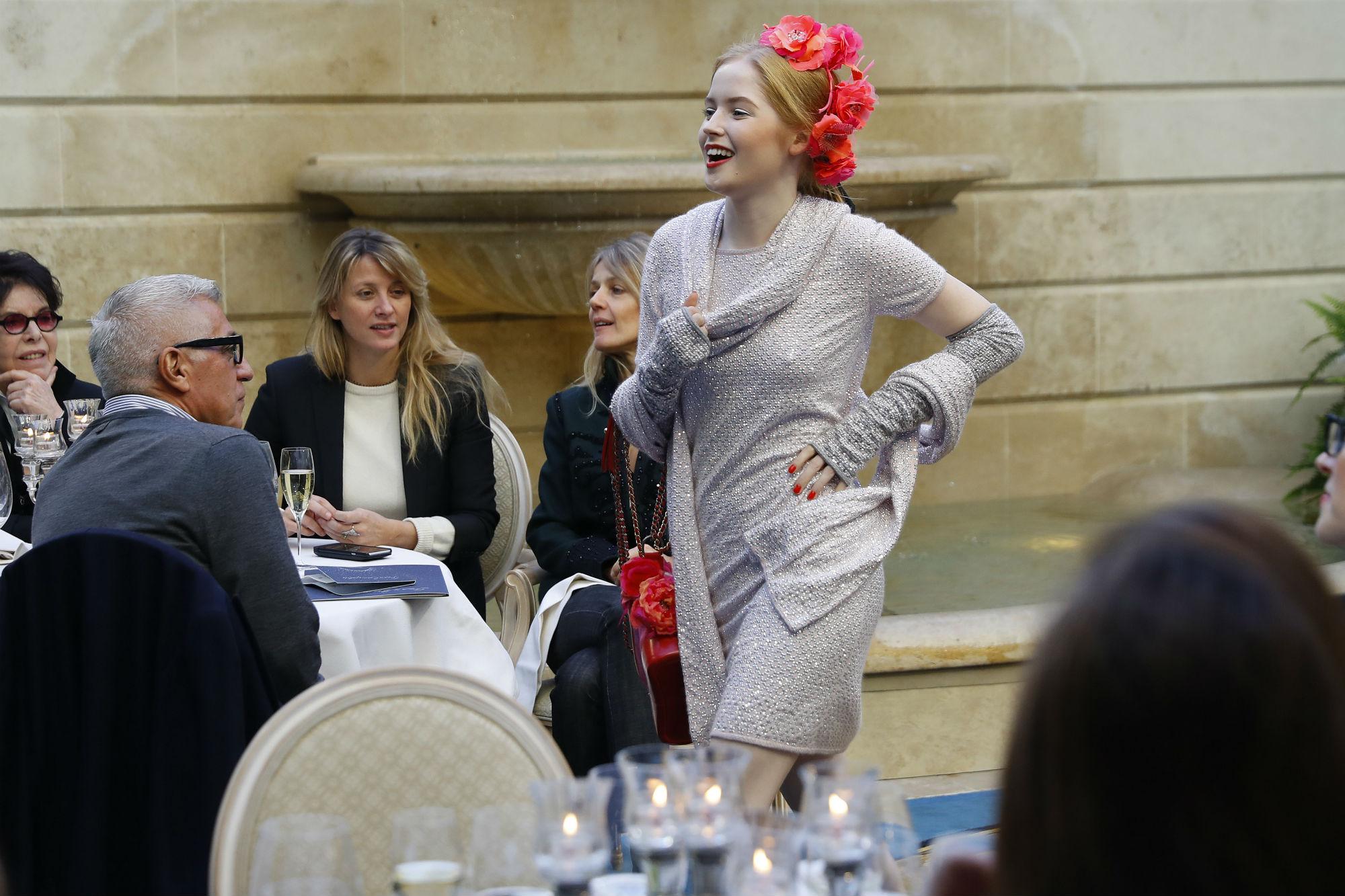 Una modella balla in passerella nelle sale dell'Hotel Ritz per la Métiers d'Art di Chanel (Afp)