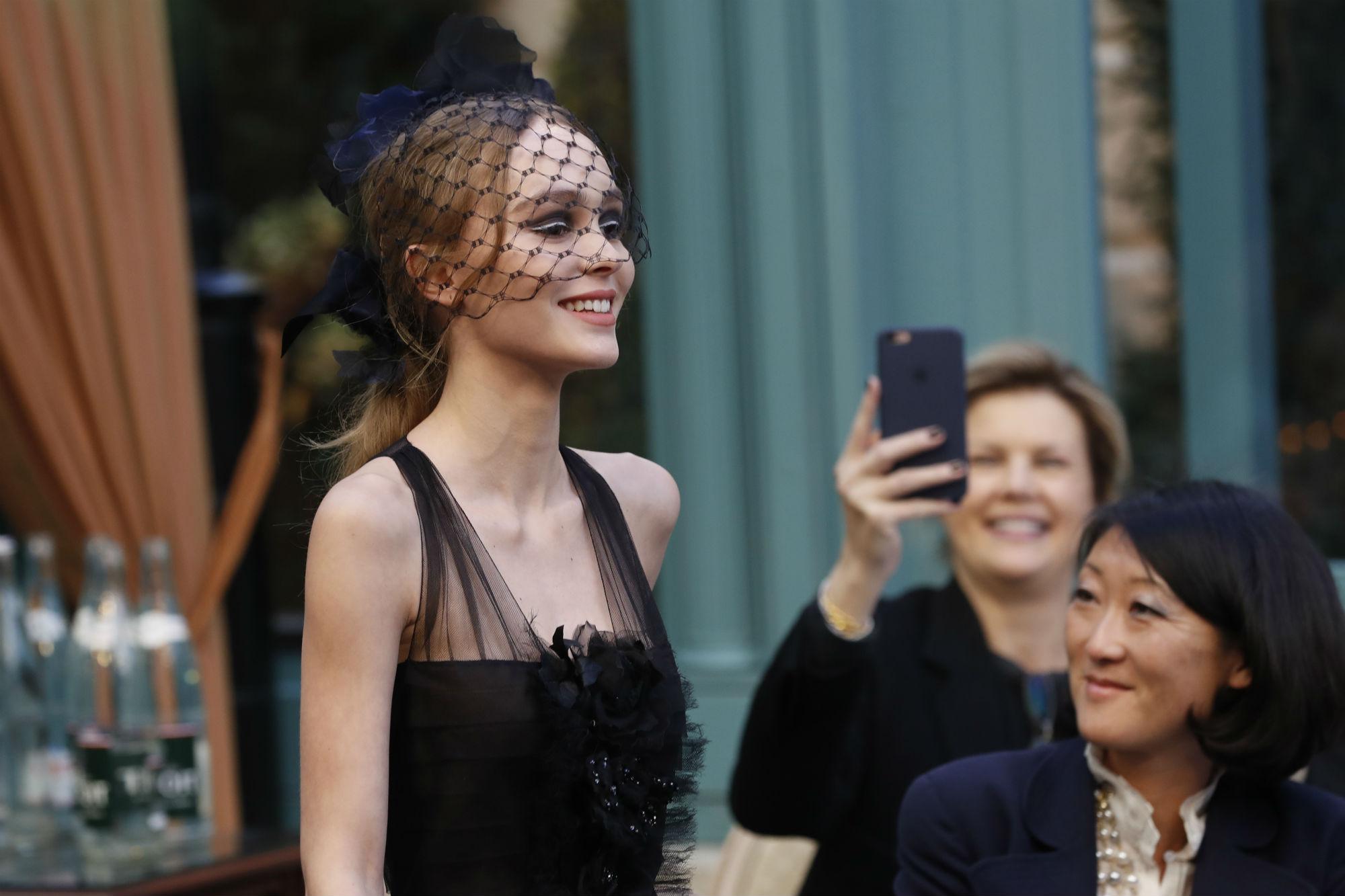 Lily-Rose Depp sfila per la Métiers d'Art di Chanel (Afp)