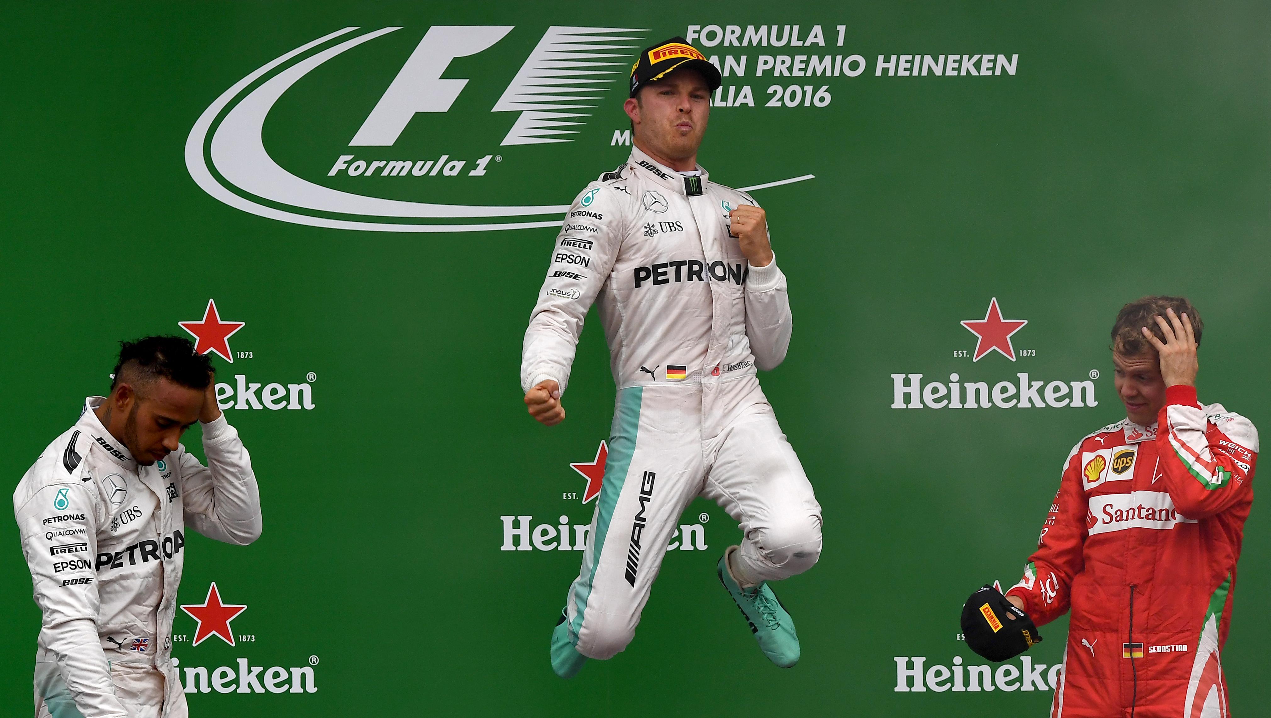 Sul podio di Monza tra Lewis Hamilton e Sebastian Vettel (AFP)