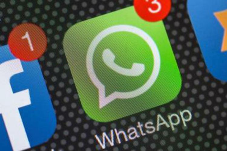Addio sms, cannibalizzati da Whatsapp: -75% in 4 anni