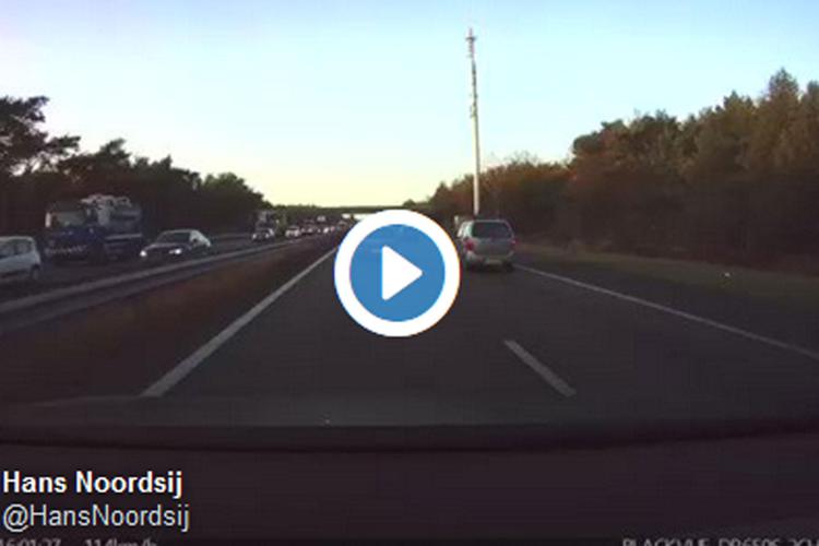 L'autopilota della Tesla evita l'incidente in autostrada /Video