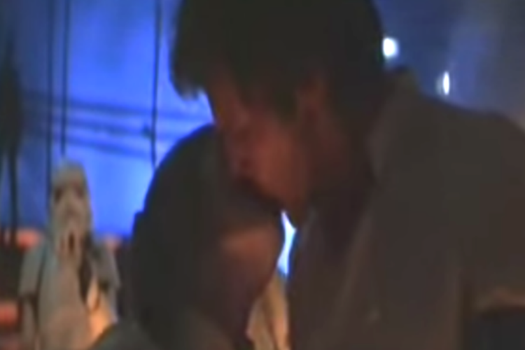 Carrie Fisher e Harrison Ford in 'L'impero colpisce ancora' (Fermo immagine dal video)