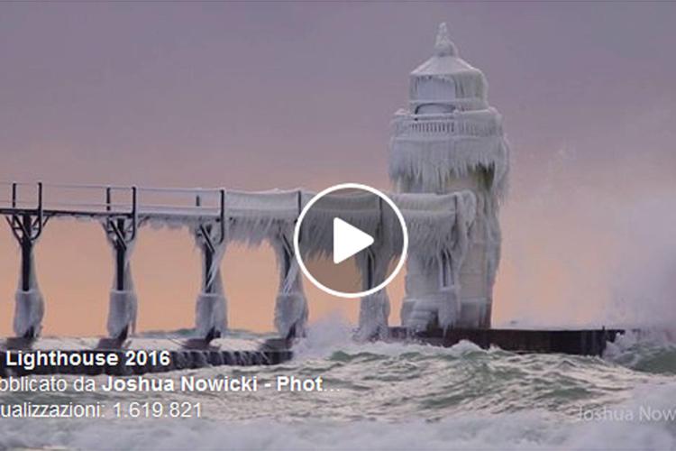 Il faro si trasforma in un palazzo ghiacciato, la magia sul Lago Michigan /Video